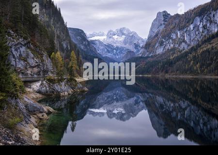 Der vordere Gosausee im Herbst mit Blick auf die Dachsteinkette. Der Gosaukamm ist rechts. Bewölkter Himmel. Reflexion. Vorderer Gosausee Stockfoto