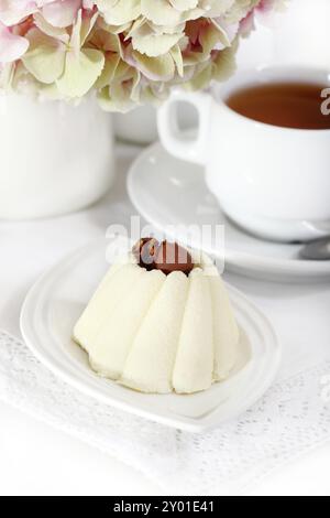 Köstliche Vanila Kuchen mit Kaffee auf einem weißen Teller Stockfoto