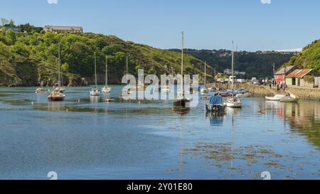 Fishguard, Pembrokeshire, Wales, Vereinigtes Königreich, 20. Mai, 2017: Boote in der Marine, mit Menschen, die auf der Quay Street im Hintergrund laufen Stockfoto