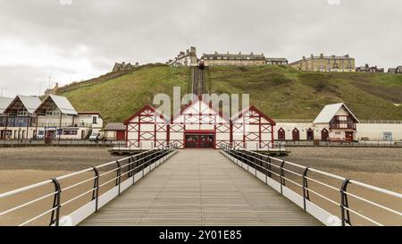 In Saltburn-by-the-Sea, Redcar und Cleveland, England, UK, 13. Mai 2016: Blick von der Saltburn Pier in Richtung Klippe Straßenbahn Stockfoto