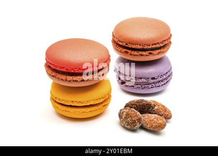 Frische macarons und Mandeln auf weißem Hintergrund Stockfoto