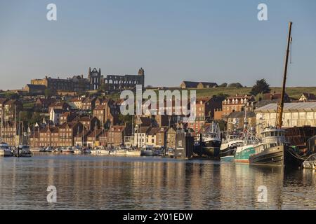 Whitby, North Yorkshire, England, Vereinigtes Königreich, Mai 09, 2016: Blick über die Skyline von Whitby und den Fluss Esk, vom Whitehall Landing aus gesehen Stockfoto