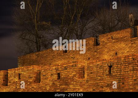 Brick Wall Festung bei Nacht beleuchtet, Doppel befestigte Stadtmauer in der Altstadt von Warschau in Polen Stockfoto