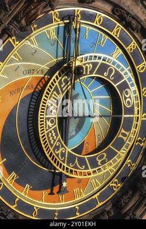 Mittelalterliche astronomische Uhr in Prag, Tschechien Tschechien, 1410 auf dem Alten Rathausturm aufgestellt, Wahrzeichen der Stadt Stockfoto