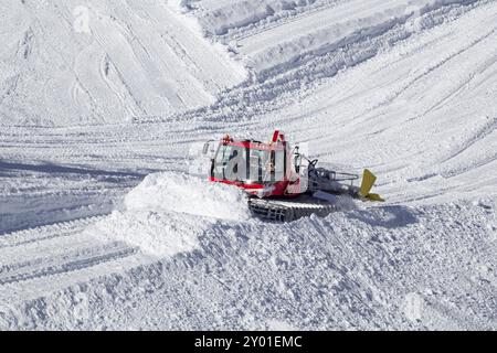 Zermatt, Schweiz, 13. April 2017: Ein roter Pistenfahrer arbeitet auf einer Skipiste, Europa Stockfoto