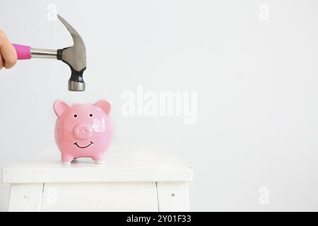 Pink Pig piggy Bank und Hammer unter es auf einem weißen Hintergrund mit Kopie Raum Stockfoto