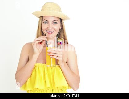 Lustige Portrait von lächelnde Frau mit Hut auf den Augen trinken Orangensaft Stockfoto