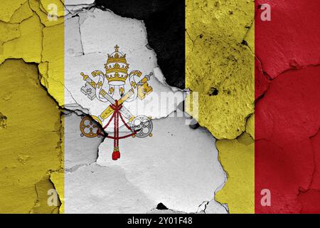 Flagge des Vatikans und Belgiens auf gerissener Wand gemalt Stockfoto