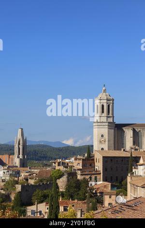 Von Girona in Spanien, Stadtbild der Altstadt mit Kathedrale und Basilika von Sant Feliu Stockfoto