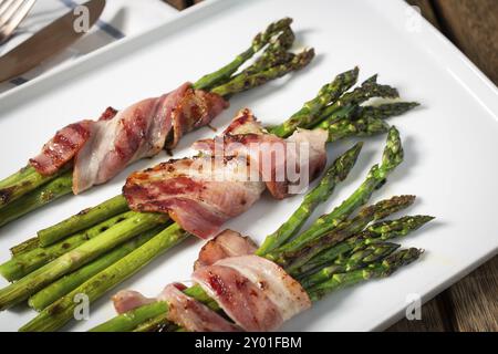 Mit Speck umwickelt Spargel und einige Gewürze Platte Stockfoto