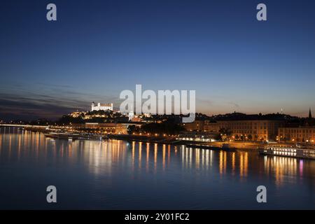 Skyline der Hauptstadt von Bratislava von der Donau bei Nacht in der Slowakei Stockfoto