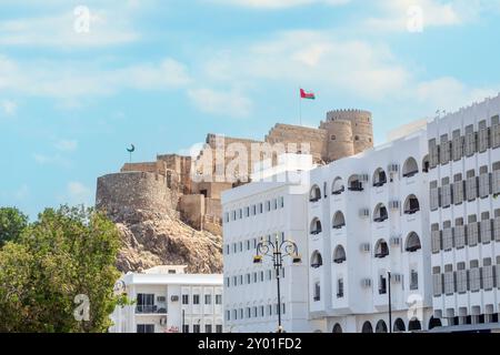 Mutrah Castle auf dem Hügel mit schwebender omanischer Flagge auf der Spitze, Maskat, Sultanat Oman Stockfoto