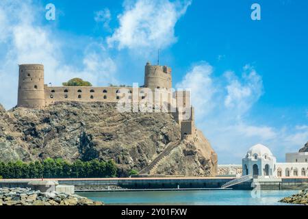 Blick auf die arabischen Burgen Al Mirani und Al Jalali, die auf den Felsen stehen, Muscat, Oman Stockfoto