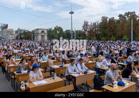 Chisinau, Republik Moldau 31. August 2024: Unsere Sprache - Tag der Rumänischen Sprache - 2024 im Bild: Großes nationales Diktat der Republik Moldau, Piata Marii Adunari nationale Chisinau *** Chisinau, Republik Moldau 31. August 2024 unsere Sprache Tag der Rumänischen Sprache 2024 im Bild großes Nationaldiktat der Republik Moldau, Piata Marii Adunari National Chisinau Copyright: XFotostandx/xNiewelerx Stockfoto