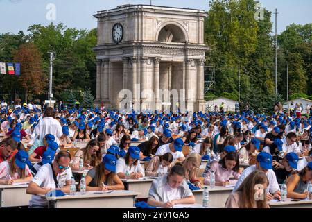 Chisinau, Republik Moldau 31. August 2024: Unsere Sprache - Tag der Rumänischen Sprache - 2024 im Bild: Großes nationales Diktat der Republik Moldau, Piata Marii Adunari nationale Chisinau *** Chisinau, Republik Moldau 31. August 2024 unsere Sprache Tag der Rumänischen Sprache 2024 im Bild großes Nationaldiktat der Republik Moldau, Piata Marii Adunari National Chisinau Copyright: XFotostandx/xNiewelerx Stockfoto