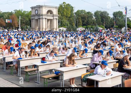 Chisinau, Republik Moldau 31. August 2024: Unsere Sprache - Tag der Rumänischen Sprache - 2024 im Bild: Großes nationales Diktat der Republik Moldau, Piata Marii Adunari nationale Chisinau *** Chisinau, Republik Moldau 31. August 2024 unsere Sprache Tag der Rumänischen Sprache 2024 im Bild großes Nationaldiktat der Republik Moldau, Piata Marii Adunari National Chisinau Copyright: XFotostandx/xNiewelerx Stockfoto