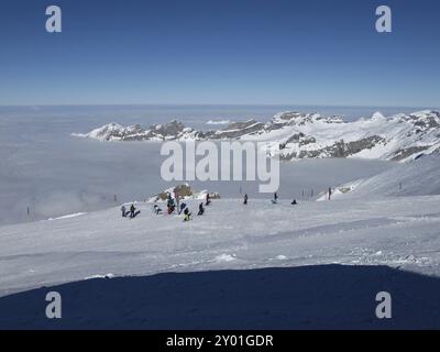 Skifahrer auf dem Titlis, Nebelmeer und Bergen Stockfoto