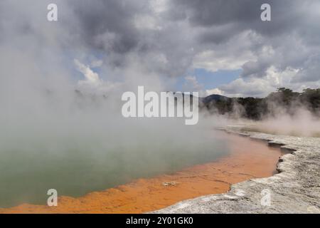 Foto des Champagnerpools im Thermal Wonderland Wai-O-Taipu in Neuseeland Stockfoto