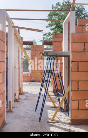 Neu gebautes Haus Flur mit Wänden und Holzrahmen Stockfoto