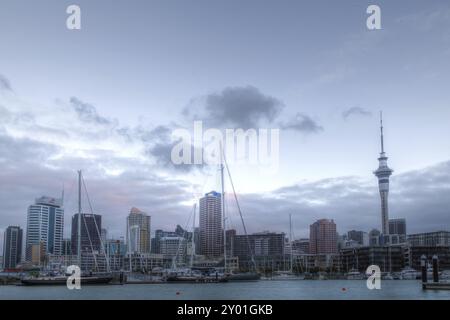 Auckland, Neuseeland, 6. Februar 2015: Blick über das Viaduct Basin mit der Skyline von Auckland, Ozeanien Stockfoto