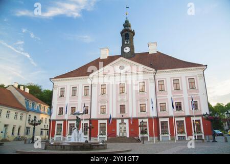 Altes, schönes Rathaus in Tartu, Estland. Der Hauptplatz der Stadt am Sommertag Stockfoto