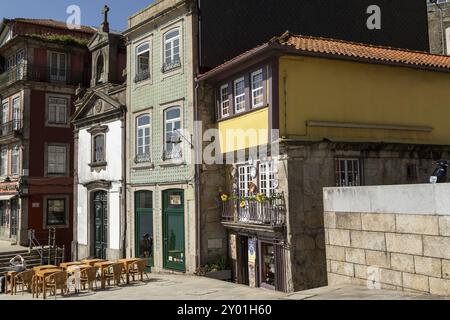 Historische Fassaden von Geschäften und Restaurants an der Promenade Cais da Ribeira im historischen Zentrum von Porto, Portugal, Europa Stockfoto