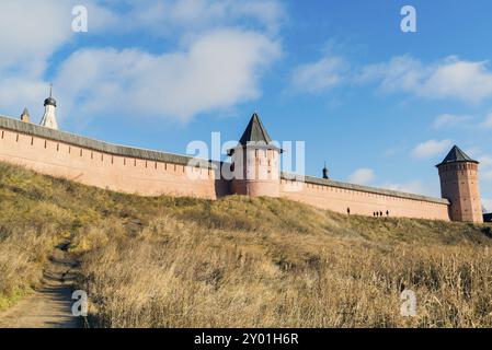 Mauer des Erlösers und Kloster St. Euthymius in Suzdal, 1350 gegründet. Goldener Ring einer Russlandreise Stockfoto