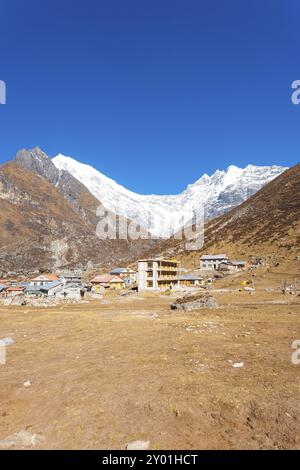 Majestätische Aussicht auf schneebedeckte Langtang Lirung Himalaya-Gebirge mit Kyanjin Gompa Dorf im Vordergrund in Nepal. Vor 2015 Gorkha Erdbeben Stockfoto