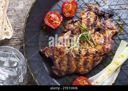 Gegrilltes Schweinesteak in einer eisernen Pfanne Stockfoto