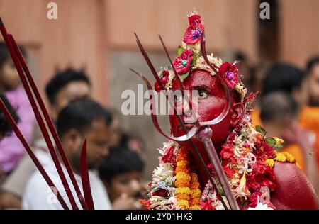 GUWAHATI, INDIEN, 19. AUGUST: Priester tanzen im Beat von Dhol (Drum) während des jährlichen dreitägigen Deodhani-Festivals im Kamakhya-Tempel auf Augus Stockfoto