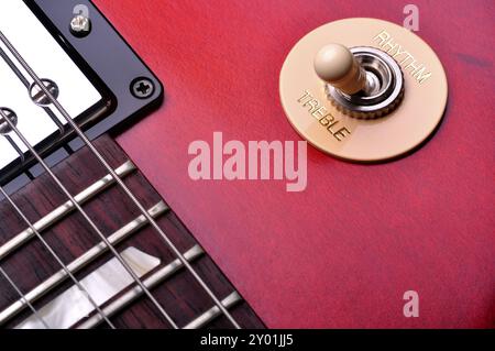 Nahaufnahme von einem roten e-Gitarre in der Nähe der Brücke Stockfoto