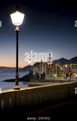 Die barocke Basilika Santa Maria dell'Assunta liegt direkt am ligurischen Meer in Camogli Stockfoto