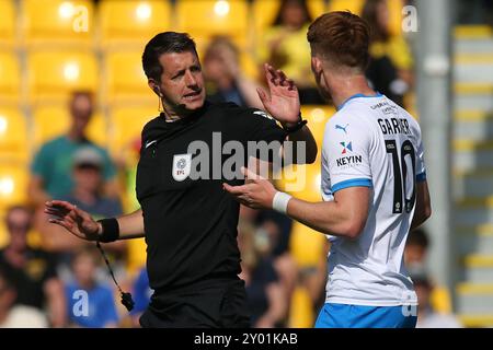 Barrows GED Garner appelliert an den Schiedsrichter Scott Simpson während des Spiels der Sky Bet League 2 zwischen Harrogate Town und Barrow in der Wetherby Road, Harrogate am Samstag, den 31. August 2024. (Foto: Michael Driver | MI News) Credit: MI News & Sport /Alamy Live News Stockfoto