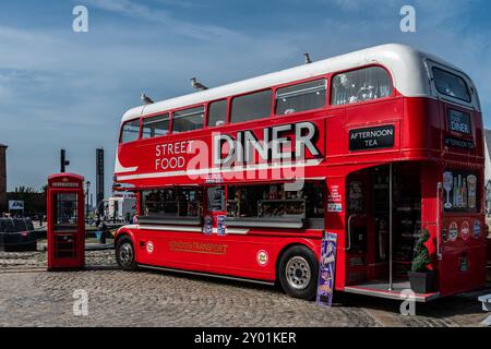 Ein traditioneller Roter Bus umgebauter Diner und Telefonbox am albert Dock Stockfoto