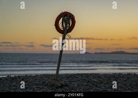 Rettungsring im Abendlicht am Kieselstrand von Newgale, Pembrokeshire, Dyfed, Wales, Großbritannien Stockfoto