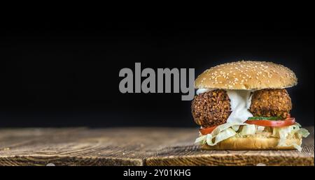 Frisch zubereiteter Falafel Burger (Nahaufnahme, selektiver Fokus) auf hölzernem Hintergrund Stockfoto