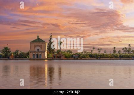 Der berühmte Saadian pavillon spiegelt sich im Pool in den Menara Gardens Stockfoto