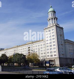 Berliner frankfurter Gassenturm mit trabant-Wagen vor blauem Himmel Stockfoto