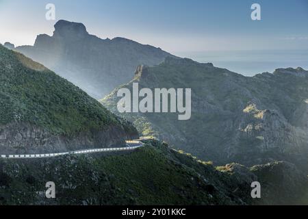 Offene Straße auf Teneriffa. Die offene Straße zum Vulkan Teide auf Teneriffa Stockfoto