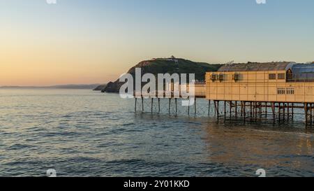 Aberystwyth, Ceredigion, Wales, UK, 25. Mai 2017: abendlicher Blick über den Royal Pier mit Leuten auf dem Pier und der Cliff Railway im Backgr Stockfoto