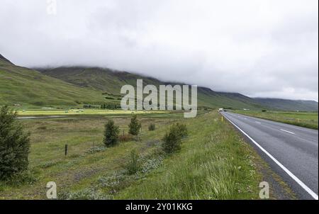 Isländische Landschaft im nördlichen Teil des Landes an einem bewölkten Tag Stockfoto