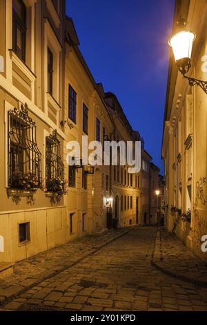 Stadt Bratislava bei Nacht in der Slowakei, enge Straße und Häuser in der Altstadt Stockfoto