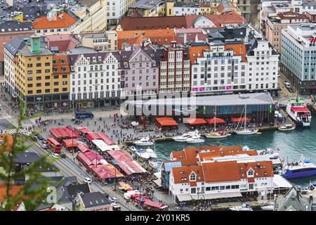 Bergen, Norwegen, 30. Juli 2018: Stadtbild mit bunten traditionellen Häusern und Markt, Europa Stockfoto