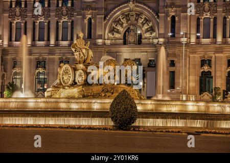 Cibeles Brunnen in der Dämmerung in der Stadt Madrid, Spanien, Cybele Palast (Palacio de Cibeles, Palacio de Kommunikation) auf der Plaza de Cibeles in den hinterg Stockfoto