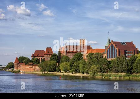 Die Burg Malbork und die Stadt in Polen, Blick vom Fluss Nogat Stockfoto