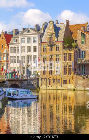 Gent, Belgien, 12. April 2016: Blick auf alte farbenfrohe traditionelle Häuser entlang des Kanals und Boote in Gent, Europa Stockfoto