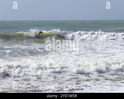 ALBUFEIRA, SÜDLICHE ALGARVE/PORTUGAL, 10. MÄRZ: Blick auf einen Surfer am Strand in Albufeira in Portugal am 10. März 2018. Nicht identifizierte Person Stockfoto