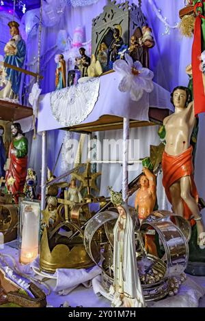 Brasilianischer religiöser Altar, der Elemente von Umbanda, Kerzen und katholizismus im Synkretismus der lokalen Kultur und Religion vermischt Stockfoto