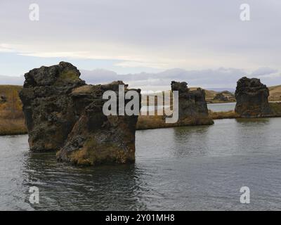 Lavaformationen im Herbst am Lake Myvatn bei Hoefdi in Island Stockfoto