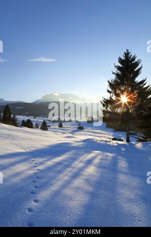 Sonnenuntergang über Winterwiesen, Bayern, Deutschland, Europa Stockfoto